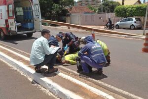 Trabalhador da Solurb é atropelado na Fábio Zahran; motociclista fugiu (vídeo)