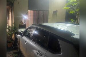 Motorista bêbado não enxerga final da rua e derruba muro de casa em Dourados