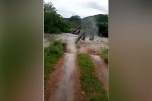 Ponte &eacute; arrastada por correnteza de rio em Bonito (v&iacute;deo)