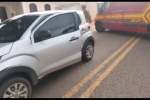 CAC dorminhoco é preso bêbado, com carro parado no meio da rua e pistola no colo (vídeo)