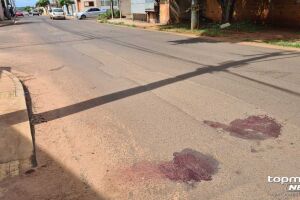 Marcas de sangue ficaram no asfalto