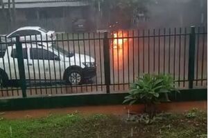 Moto ficou em chamas, mas ninguém ficou ferido 