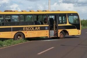 Ônibus ficou atravessado na pista após adolescente salvar turma em Sertãozinho