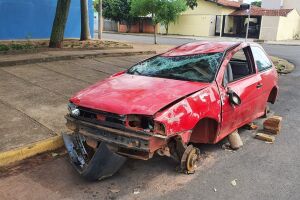 Beber, cair e levantar: motorista bate em carro estacionado, capota e vai para boteco com amigos