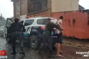 Momento em que assaltante é preso pela Polícia Militar, no Aero Rancho