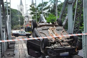 Citroën C3 travou o fluxo de veículos pela ponte