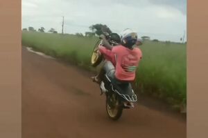 Alexandre foi filmado empinando uma motocicleta 