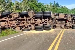 Entrada de Bonito está interditada após acidente com carreta (vídeo)