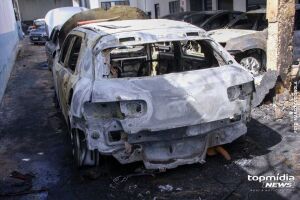 Incêndio em funilaria destruiu sete carros na Vila Piratininga (vídeo)