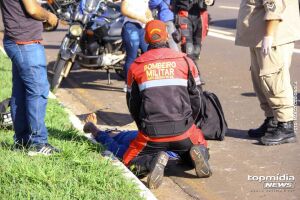 Motociclista faz ultrapassagem e bate em carro na Duque de Caxias (vídeo)