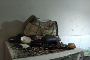 Mãe de crianças resgatadas com fome estava na casa em meio a fezes e lixo