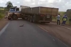 Carreta chegou a ficar 'contorcida' na rodovia