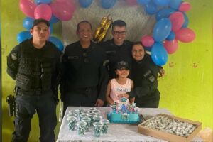 Yasmin ganhou até passeio na viatura da polícia pelas ruas do bairro