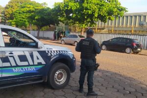 Homem luta com ladrão que tentou roubar celular na saída de loja em Corumbá