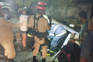 Em 'cena' de filme, idoso capota carro pelas ruas de Ladário