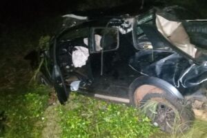 Veículo  ficou destruído com a batida