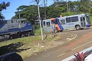 Passageiros ficaram assustados com a manobra arriscada do motorista