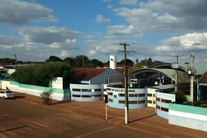 Na delegacia, foi descoberto que o pai do adolescente tinha mandado de prisão em aberto