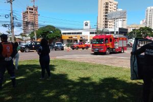 Equipe do Corpo de Bombeiros entrou no prédio para tentar ajudar o rapaz