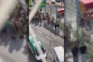 Testemunhas filmaram correria e desespero de pais ao saberem de ataque a creche em Blumenau (vídeo)