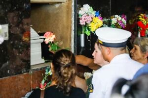 Crianças mortas em massacre são enterradas em Blumenau