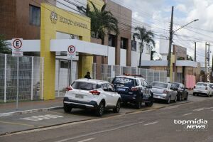 Equipe policial na frente da escola 