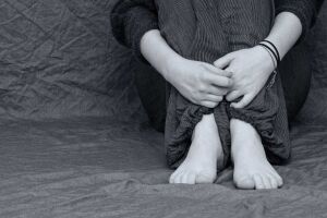 Adolescente apanha da mãe e relata estupros do irmão no Dom Antônio