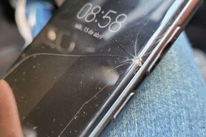 Mulher levou dois pontos depois de levar golpes de celular na cabeça