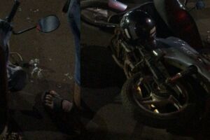 Câmera flagra acidente com mulher que pilotava moto com taça na mão (vídeo)