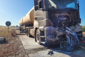 Carreta ficou bastante destruída após a colisão