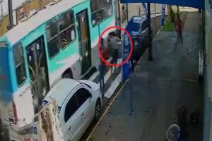 Momento em que criança é atropelada pelo ônibus