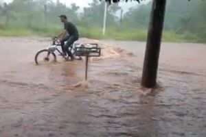 Motoristas e até ciclista enfrentaram 'rio' do Nova Lima 