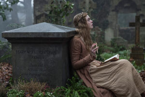 Elle Fanning no papel de Mary Shelley. Um reprodução da pessoa que só podemos imaginar.