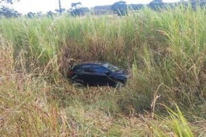 Carro foi lançado contra a vegetação 