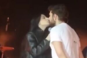 Cantores, que já são vistos juntos há meses, se beijaram no palco