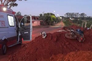 Vítima perdeu o controle e caiu em barranco