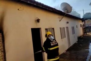 Homem ateia fogo na própria casa em Campo Grande (vídeo)