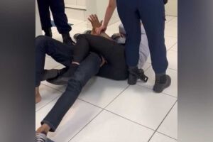 Momento em que delegado imobiliza o suspeito