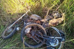 Motocicleta ficou destruída com o impacto