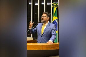 Marco Pollon durante discurso na Câmara dos Deputados