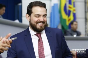 Claudinho Serra assume vaga na Câmara