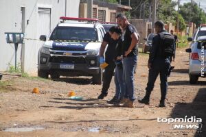 Um homem morreu e duas pessoas ficaram feridas a tiros