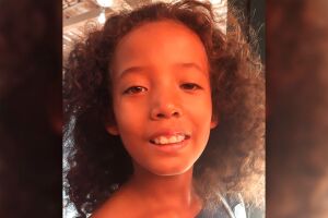 Heloysa mora com a avó e mais três irmãos 