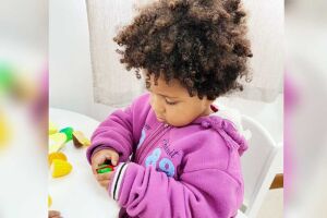 Mãe se desespera ao ver crises nervosas da filha