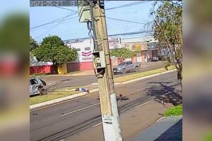Mulher voa pelo porta-malas durante acidente em Dourados (vídeo)
