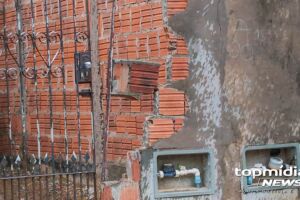 Jovem derrubou o muro e conseguiu fugir antes de criminoso cometer conjunção carnal