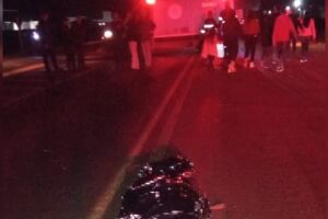 Vítima perdeu controle da Biz e caiu na pista