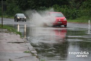 Chuva fica até amanhã e deixa tempo geladinho em Campo Grande