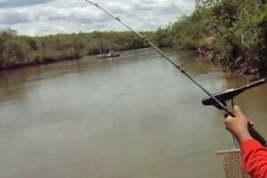 Pescador se desequilibra e desaparece nas águas do Rio Verde em Água Clara