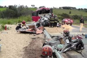 Mortos em acidente na BR-163 ficaram presos às ferragens e soterrados por soja